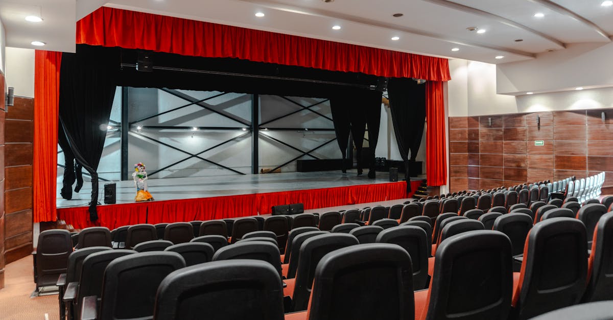 Empty theater with red curtains, ready for performance in Lerma de Villada.