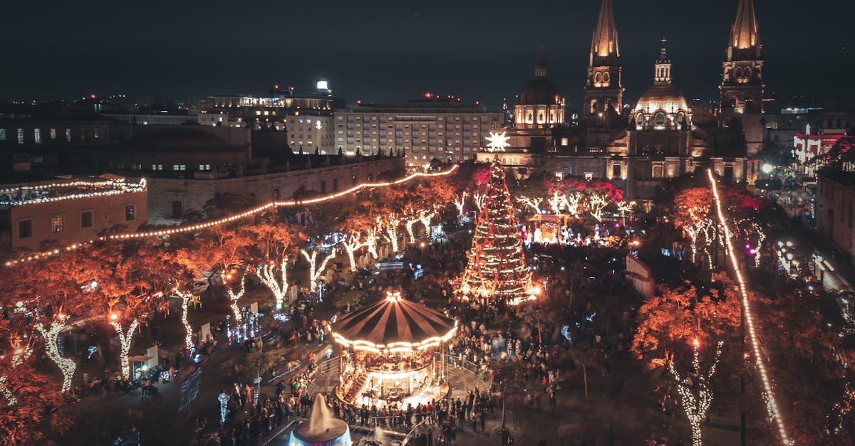 Aerial view of a lively Christmas market with lights and crowd in Guadalajara at night.